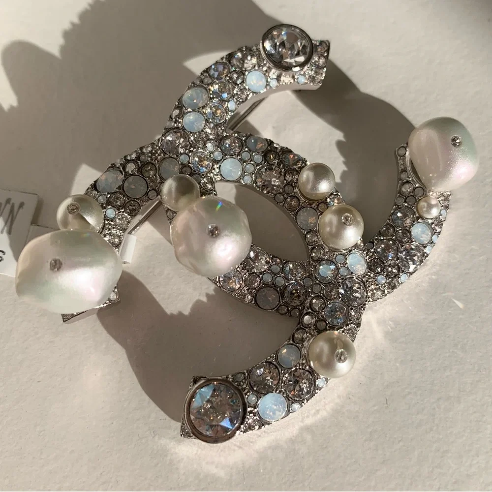 XL Pearl Chanel broach pin